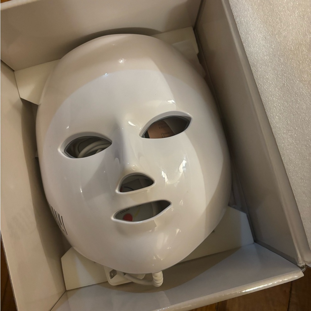 LED light therapy face mask